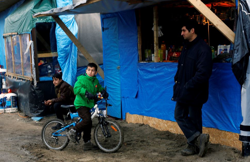 Autoridades demolerán campo de refugiados en Francia
