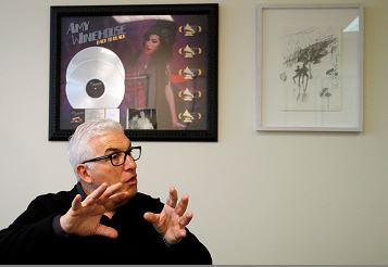 Padre de Winehouse en contra del documental de su hija