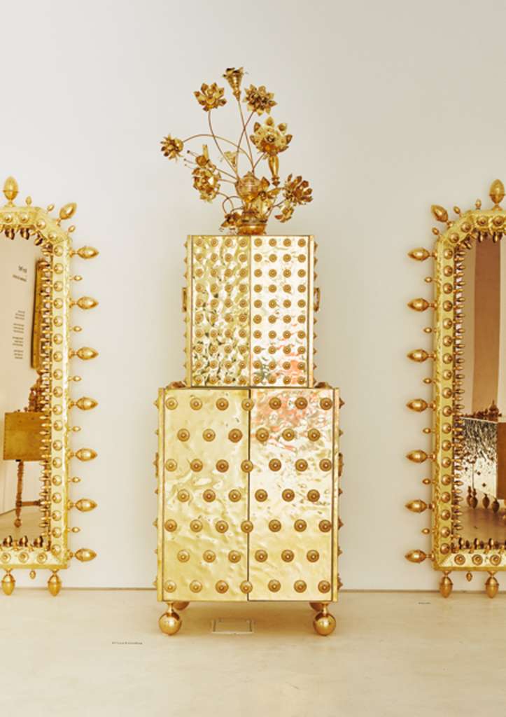 Decore con muebles y accesorios con apariencia a oro