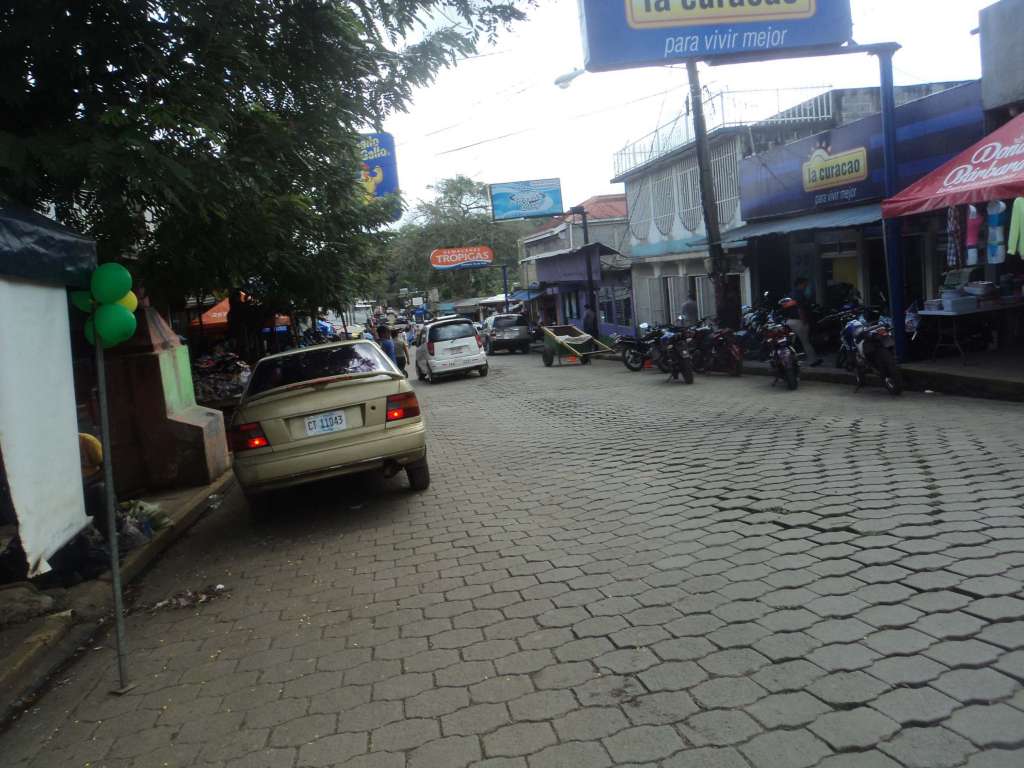 Poco espacio en aceras de Nueva Guinea