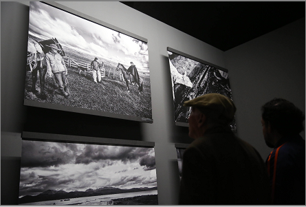 La mirada íntima de la migración desnuda en exposición Vía Panam en Guatemala