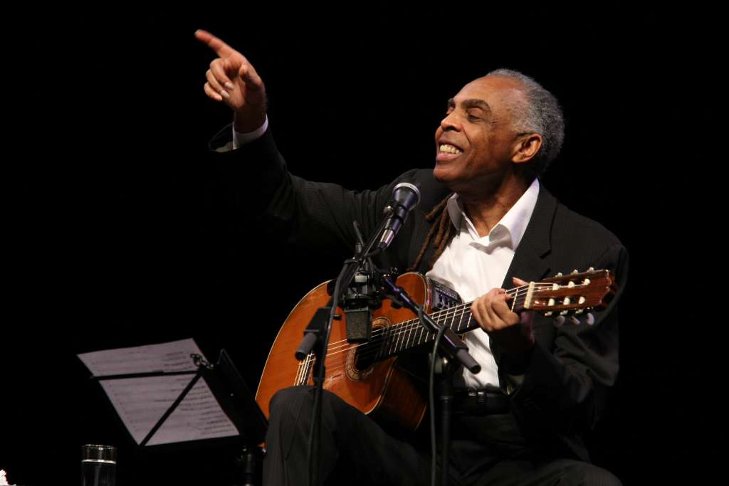 El músico brasileño Gilberto Gil abandona el hospital