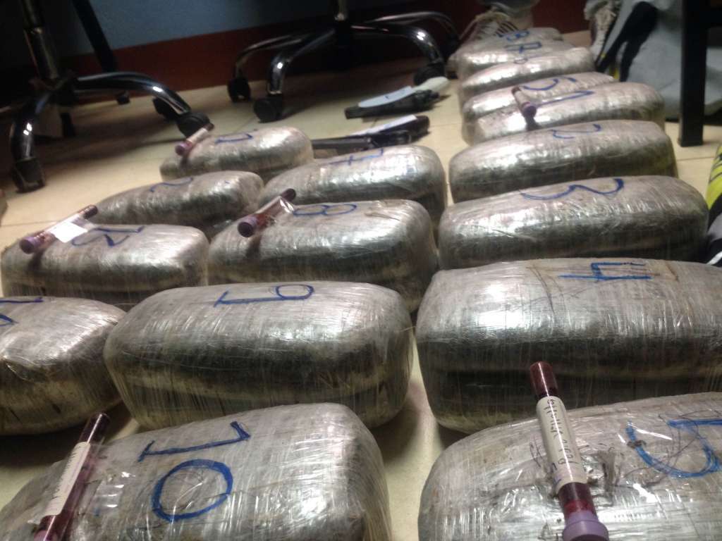 Trasladaba 26 libras de marihuana y dos pistolas en bus