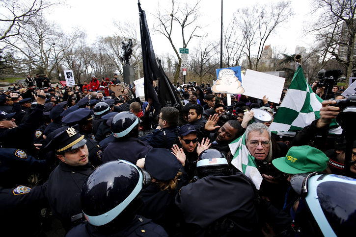 Opositores a Trump salen a las calles