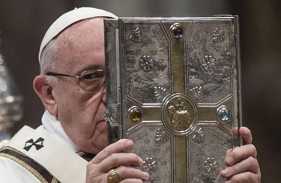 Papa Francisco: la Iglesia debe una disculpa a los gays por marginarlos