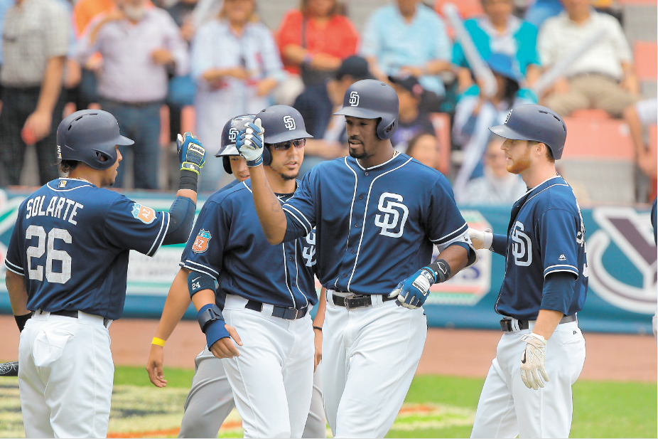Padres vapulean a los Astros en Ciudad México