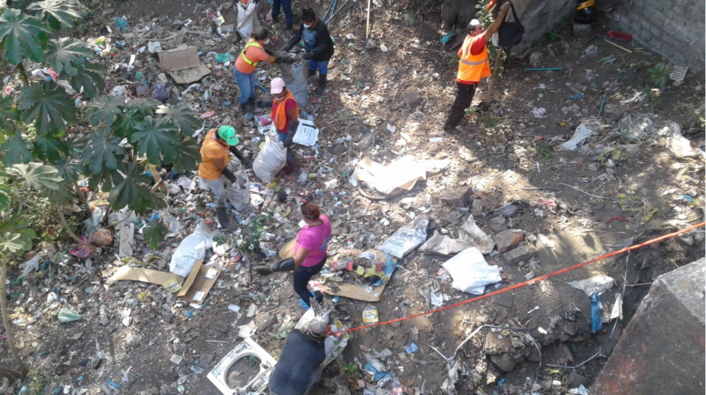 Limpian el río Acome de Chinandega