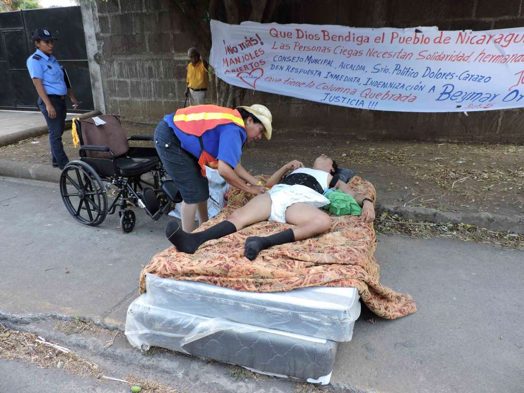 Protestó desnudo sobre la Panamericana