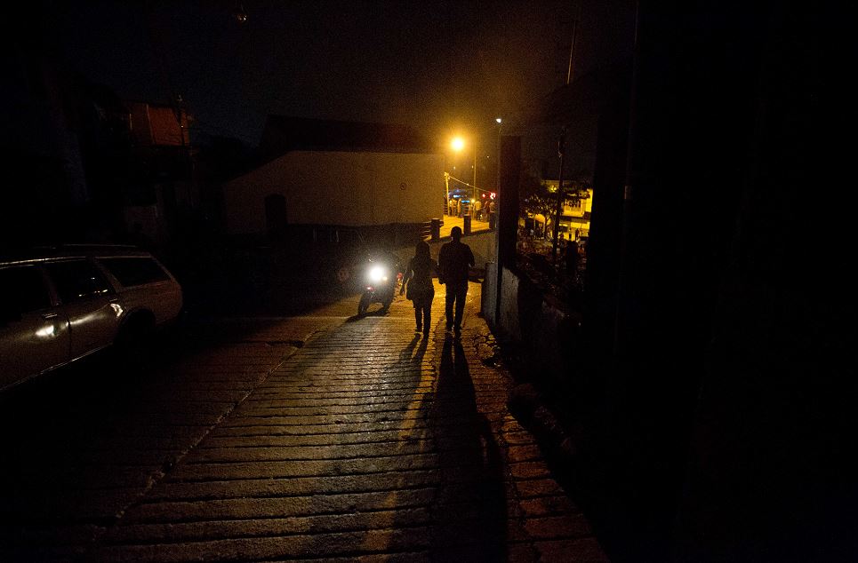 Zonas de Caracas sin luz pese a estar excluida del racionamiento eléctrico