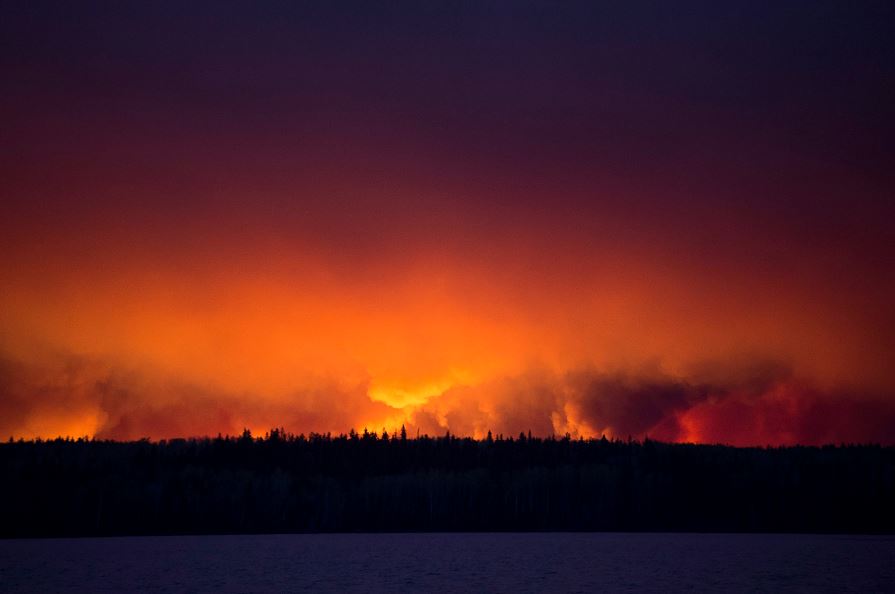 Canadá espera cambio meteorológico para contener incendio
