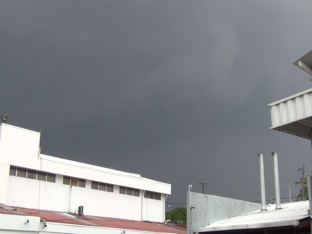 Cielo negro previo a fuerte lluvia en Managua