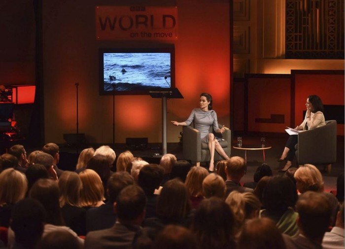 Jolie insta a gobiernos a estar “unidos” para abordar crisis de refugiados