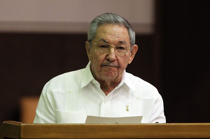 Raúl Castro destituye al presidente del Banco Central de Cuba
