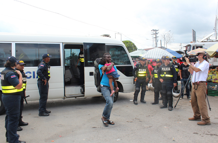 Autoridades panameñas regresan 300 migrantes a Colombia