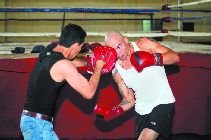 Roberto Arriaza enfrenta hoy a Cameron Kreal