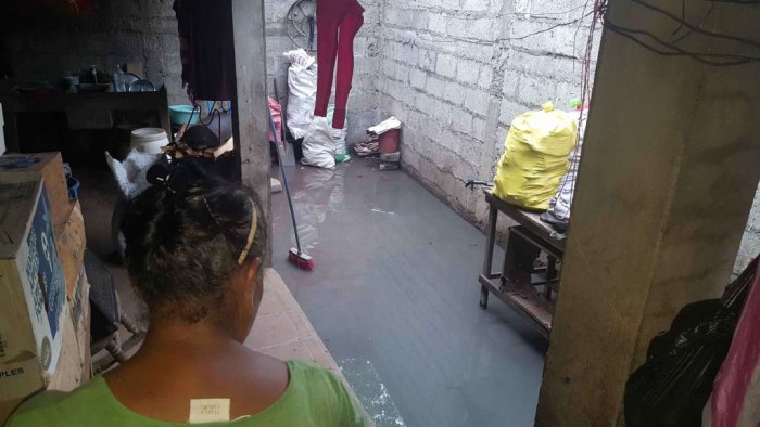 Manjoles colapsan por basura