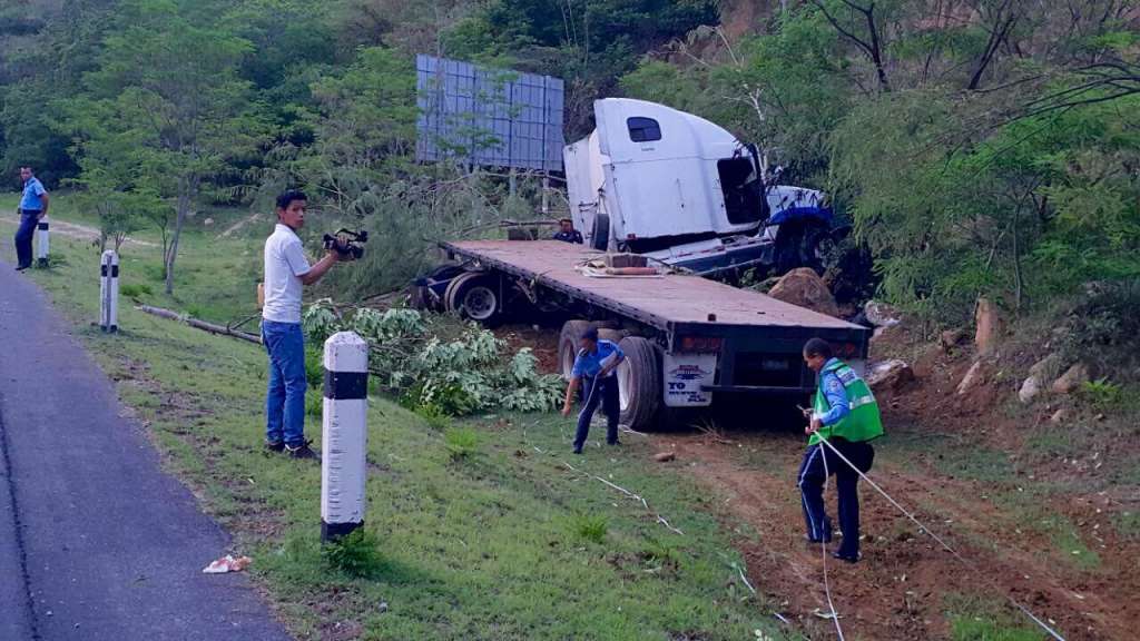 Vuelco de rastra en carretera Dipilto – Las Manos