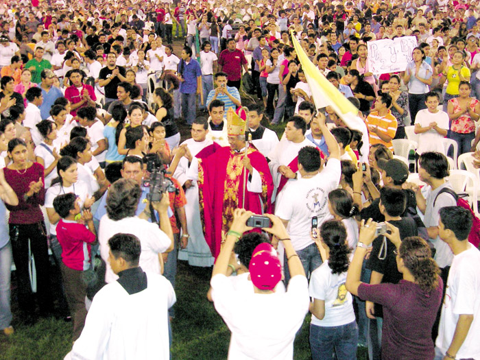 Jóvenes católicos en la gran Vigilia de Pentecostés Juvenil