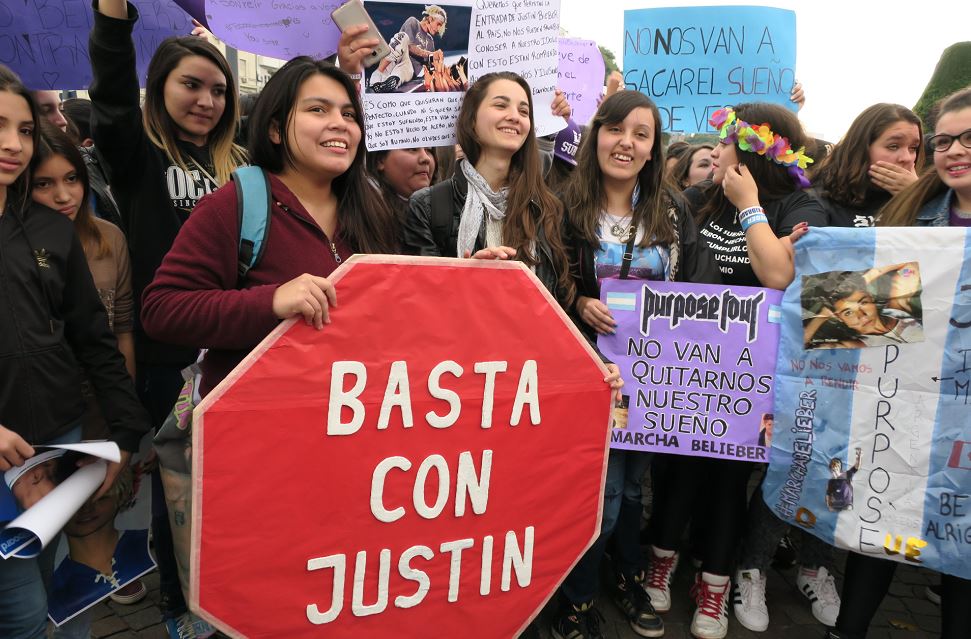 Fans de Justin Bieber se manifiestan por su “libre entrada” a Argentina