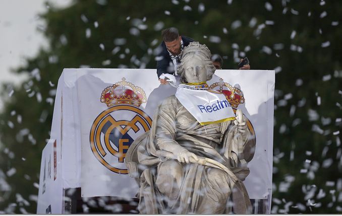 Real Madrid presenta la Champions ante Cibeles y aficionados