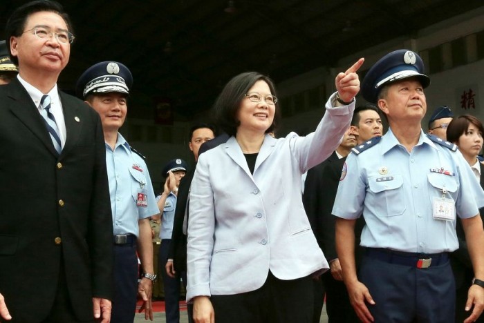 Presidenta taiwanesa insta a militares a «defender la democracia» ante China