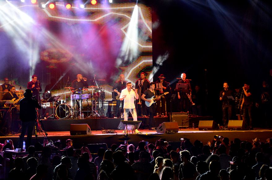 Luis Enrique le canta a las madrecitas