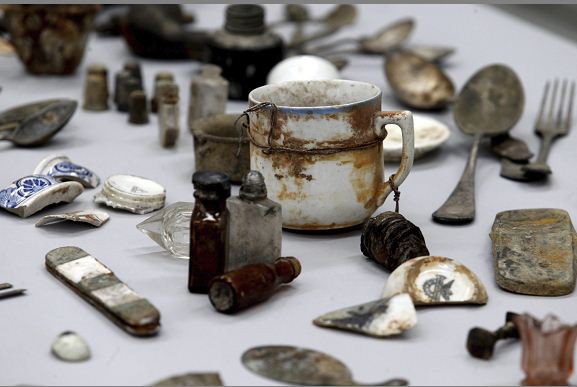 Museo de Auschwitz exhibe piezas encontradas en campo nazi