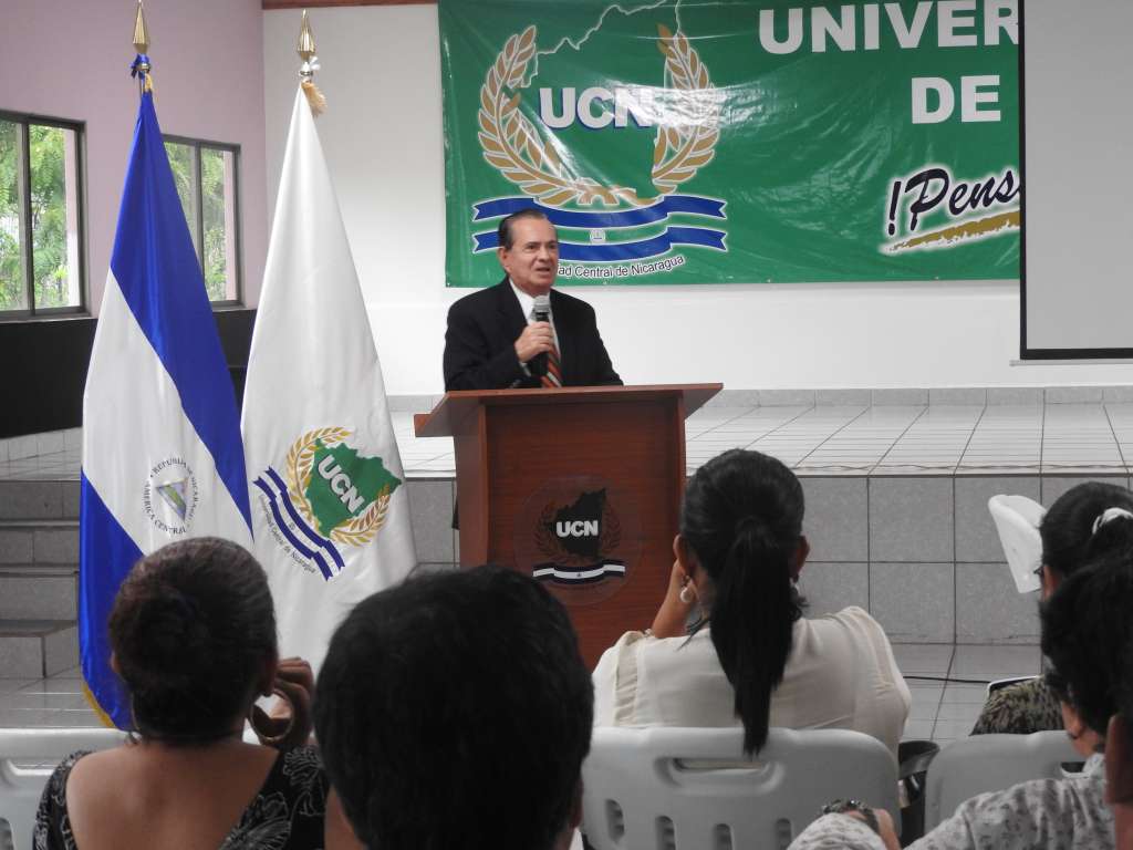Presentan libro de Derecho