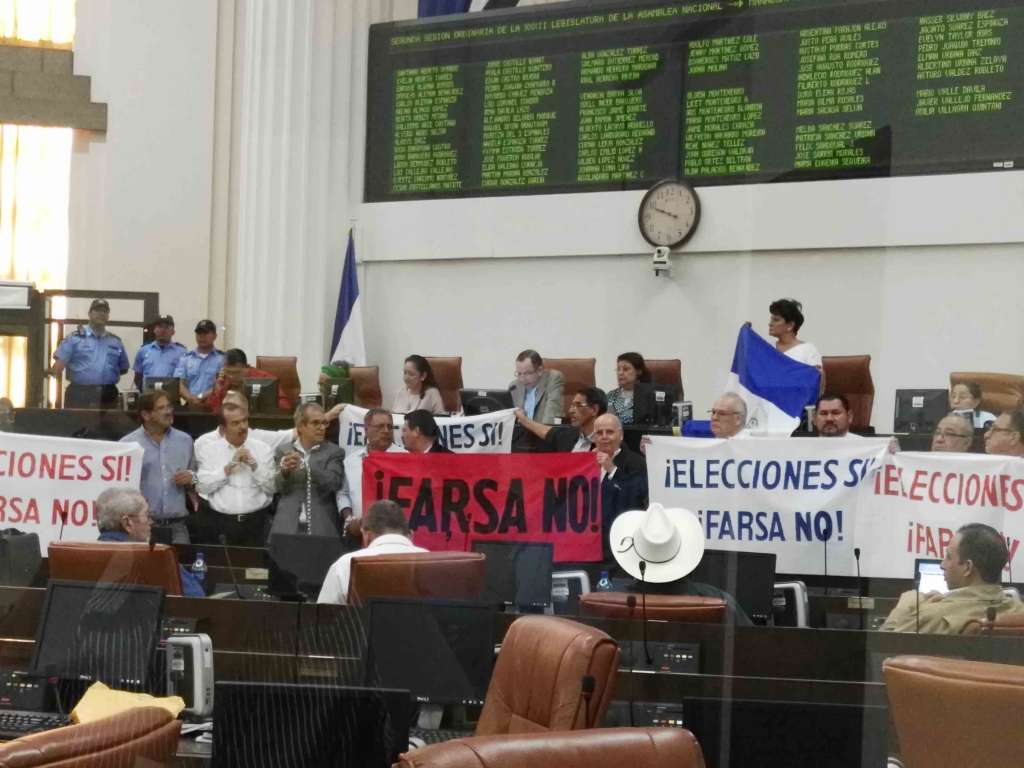 Diputados opositores se encadenan en protesta