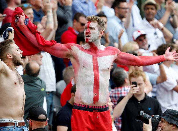 Inglaterra vence 2-1 a Gales