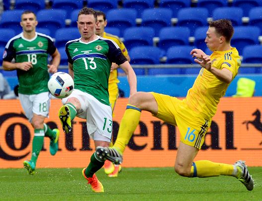 Irlanda del Norte doblega Ucrania y pelea por cupo a octavos