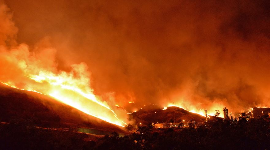 Varios incendios amenazan poblaciones en el oeste de EE.UU.