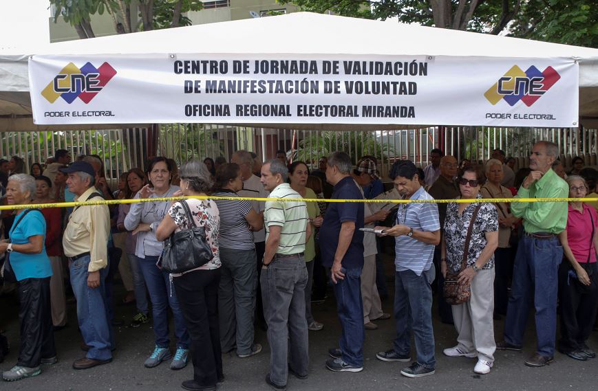 Venezolanos denuncian despidos por firmar revocatorio contra Maduro