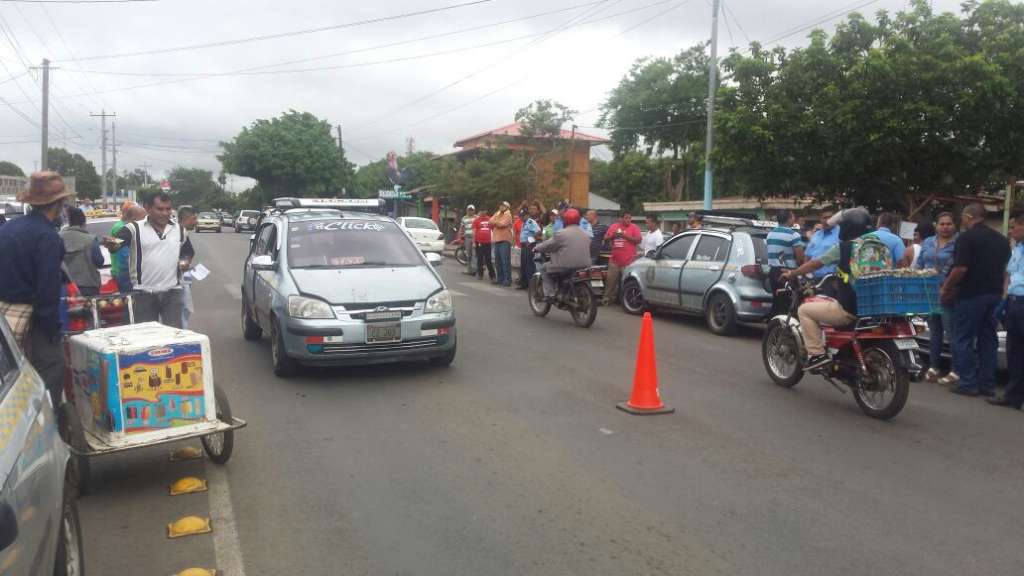 Taxistas protestan para que interlocales lleguen sin pasajeros al mercado de Jinotepe