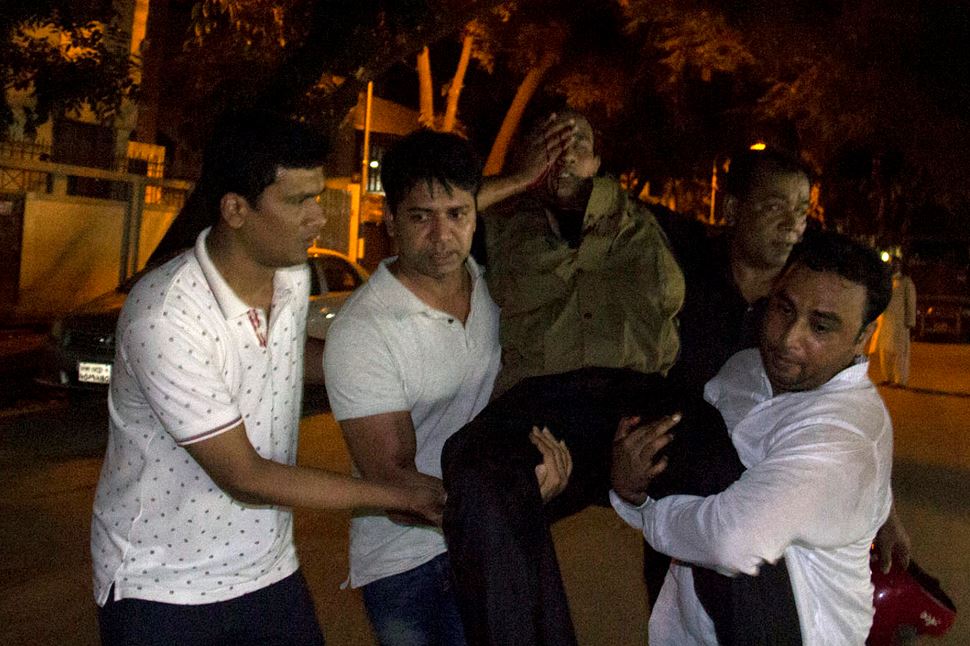 Al menos dos muertos y 26 heridos en el ataque contra un restaurante en Dacca