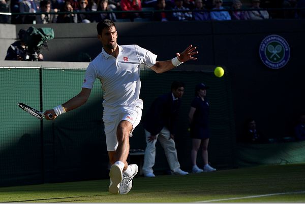 La lluvia salva DJokovic, Federer se refugia en la central