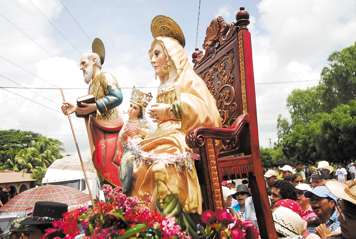 Devotos católicos veneran a Santa Ana