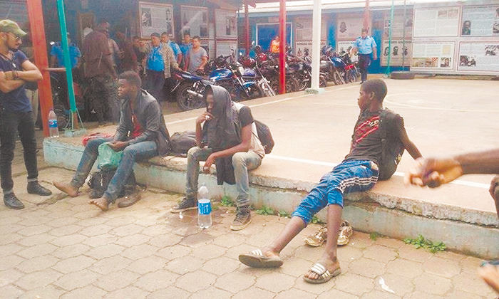 Más africanos abandonados