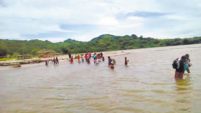Cruzan estero para ir a clases