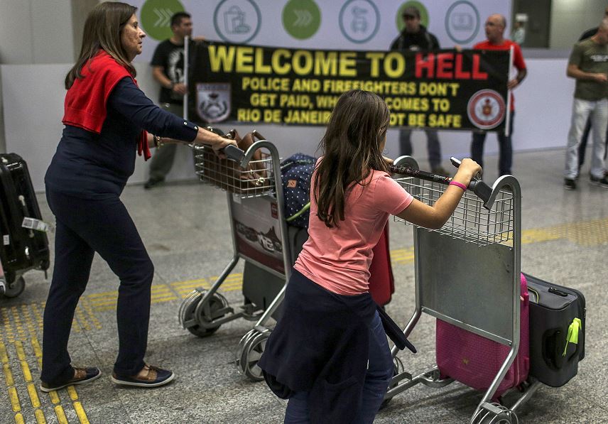 Policías de Río de Janeiro reciben a turistas con protestas