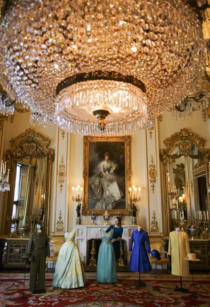 Buckingham prepara exposición sobre guardarropa de la reina