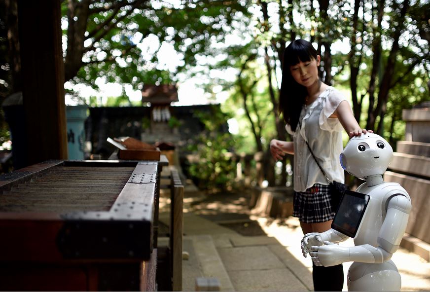 Tomomi Ota y su inseparable robot Pepper