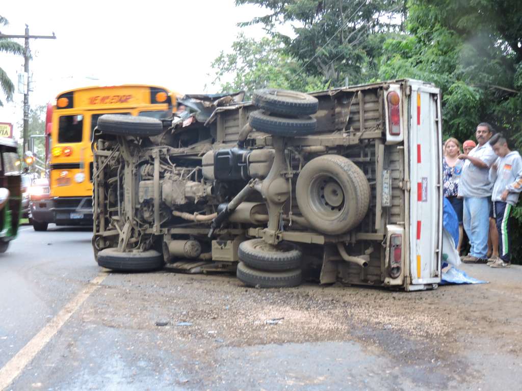 Triple colisión deja dos herídos en Carazo