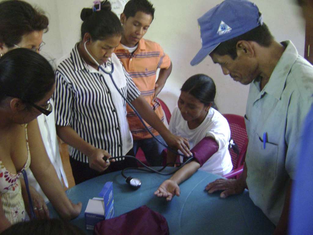 Indígenas con clínica nutricionista