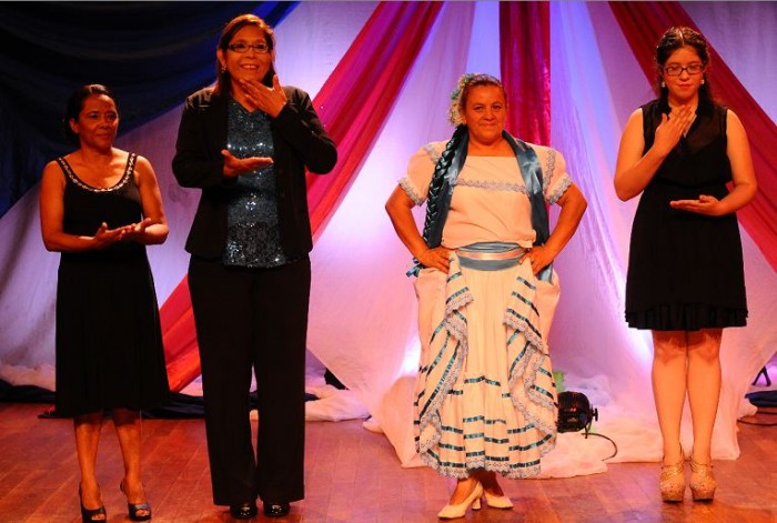 En el festival de la canción de lenguaje de seña participaron 13 personas oyentes de todo el país. LA PRENSA/CARLOS VALLE