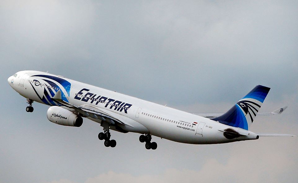 Policía egipcia recibe trozos del avión de Egyptair