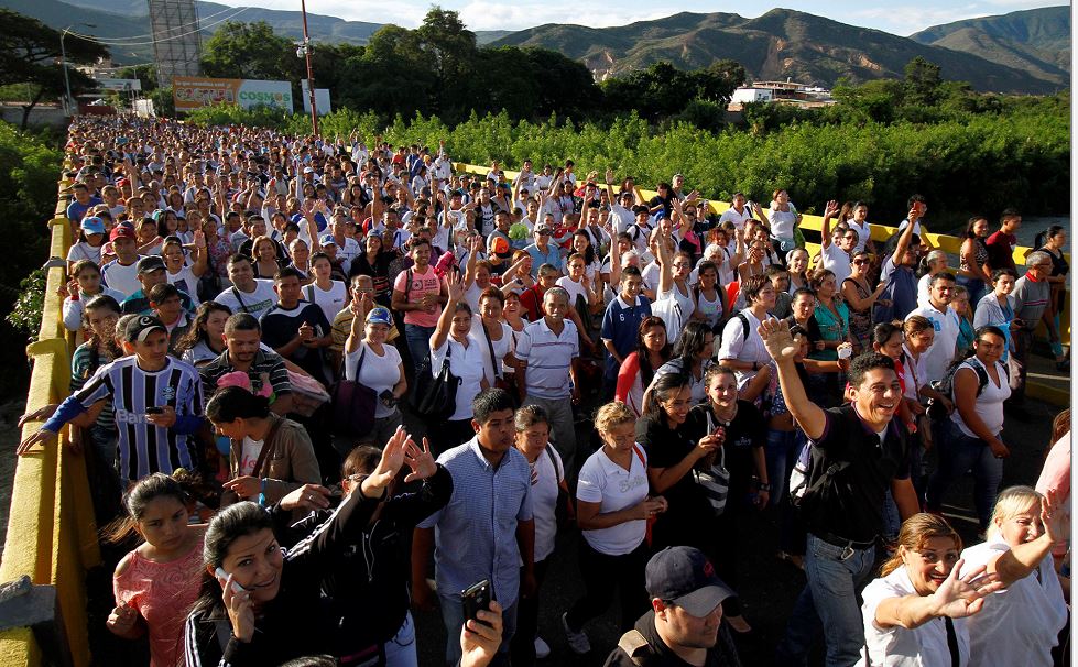 Miles de venezolanos cruzan frontera en busca alimentos