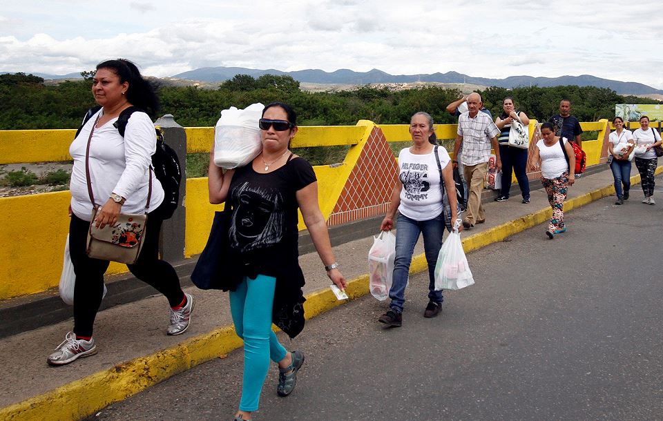 Venezolanos cruzan a Colombia a comprar alimentos