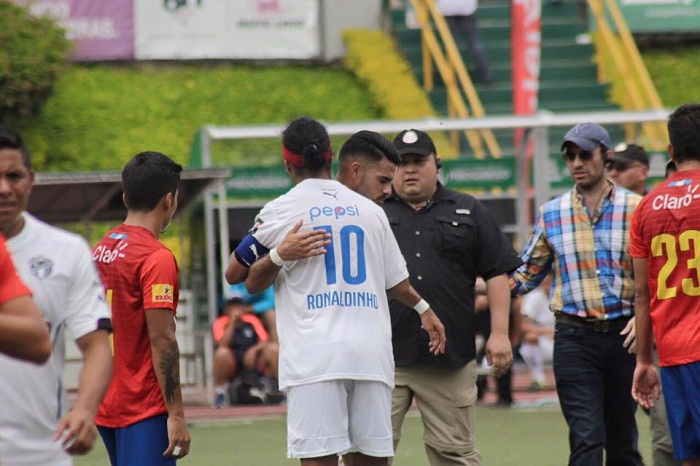 Juan Barrera jugó a la par de Ronaldinho en amistoso con Comunicaciones