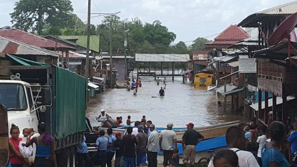 Continúa alerta roja y amarilla por crecida de ríos en Caribe Sur